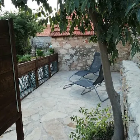 Krka Waterfalls Stonehouse Roko 公寓