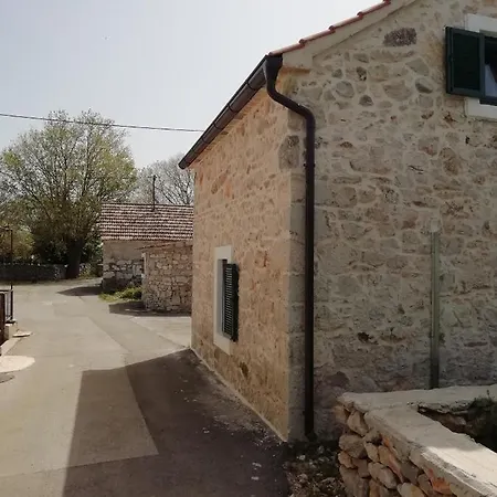 Krka Waterfalls Stonehouse Roko 公寓 *